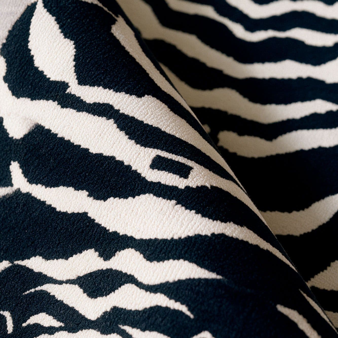 OUSHAK TIGER GREY&BLACK 210X342