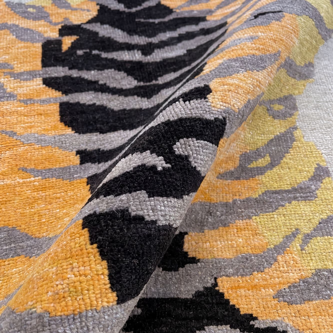 OUSHAK TIGER WHITE&PEACH 184X230