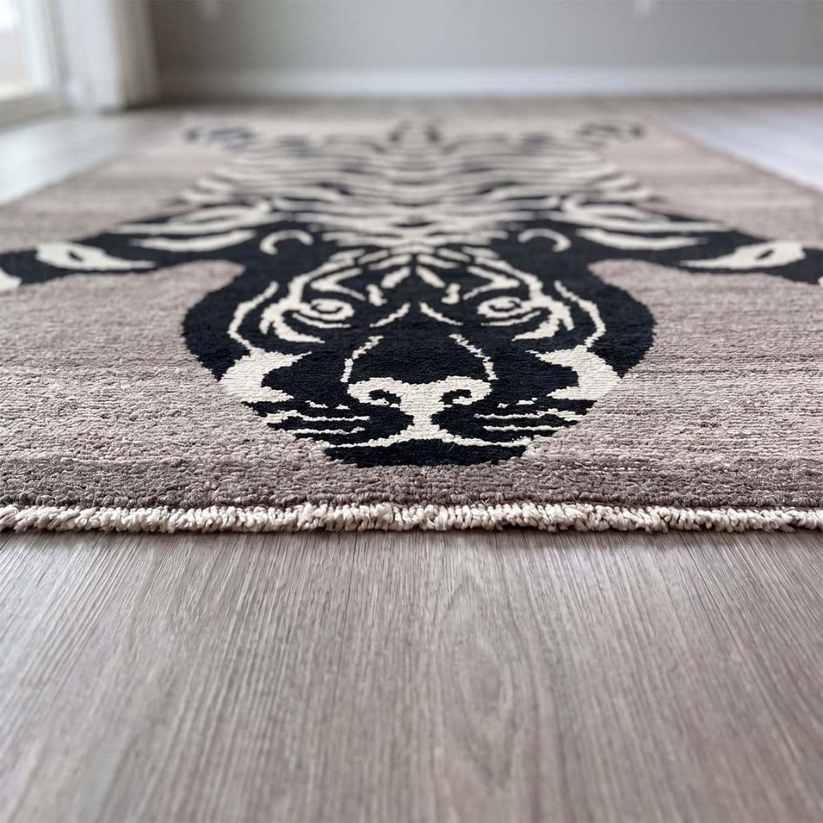 OUSHAK TIGER GREY&BLACK 210X342
