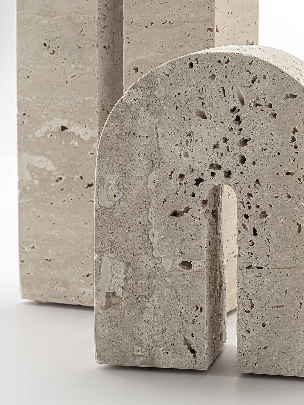 SUJETA LIBROS BARNET TRAVERTINE